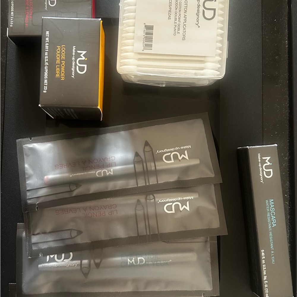 MAKEUP KIT - Picture 3 of 4